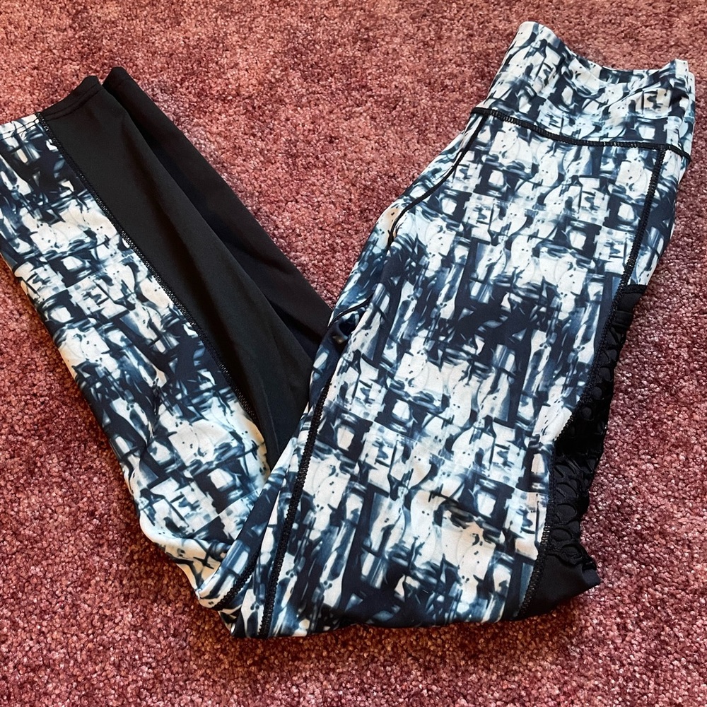 Active leggings with side pockets